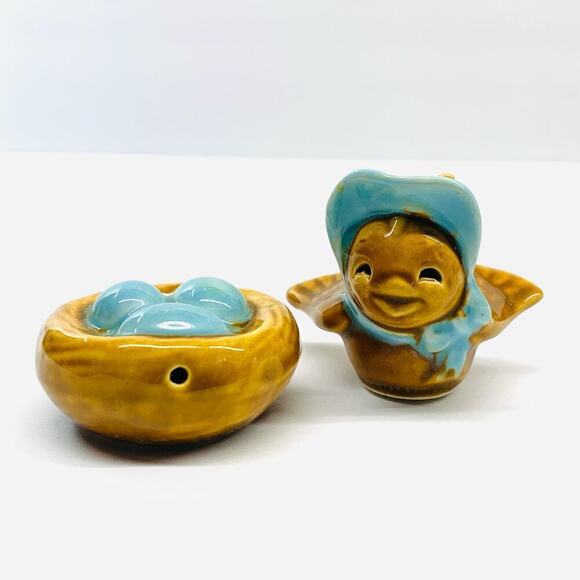 Vintage Salt and Pepper Shakers Arcadia Ceramics - Blue Bonnet Bird & Nest Eggs - Picture 1 of 8